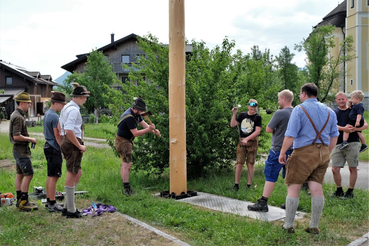 Maibaum-Umschneiden mit Frühschoppen